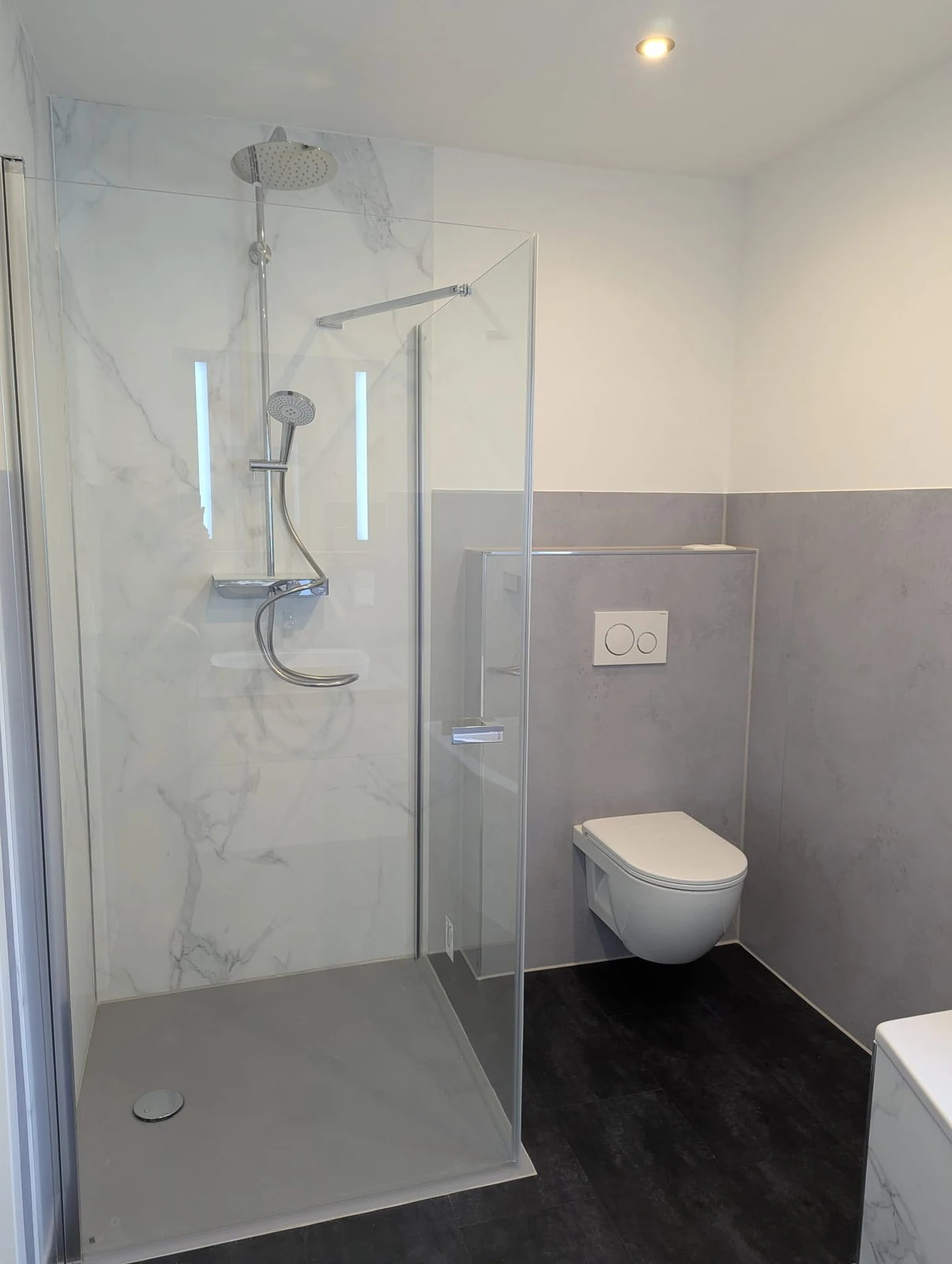 AW HTK: fertiges Bad mit Dusche und WC