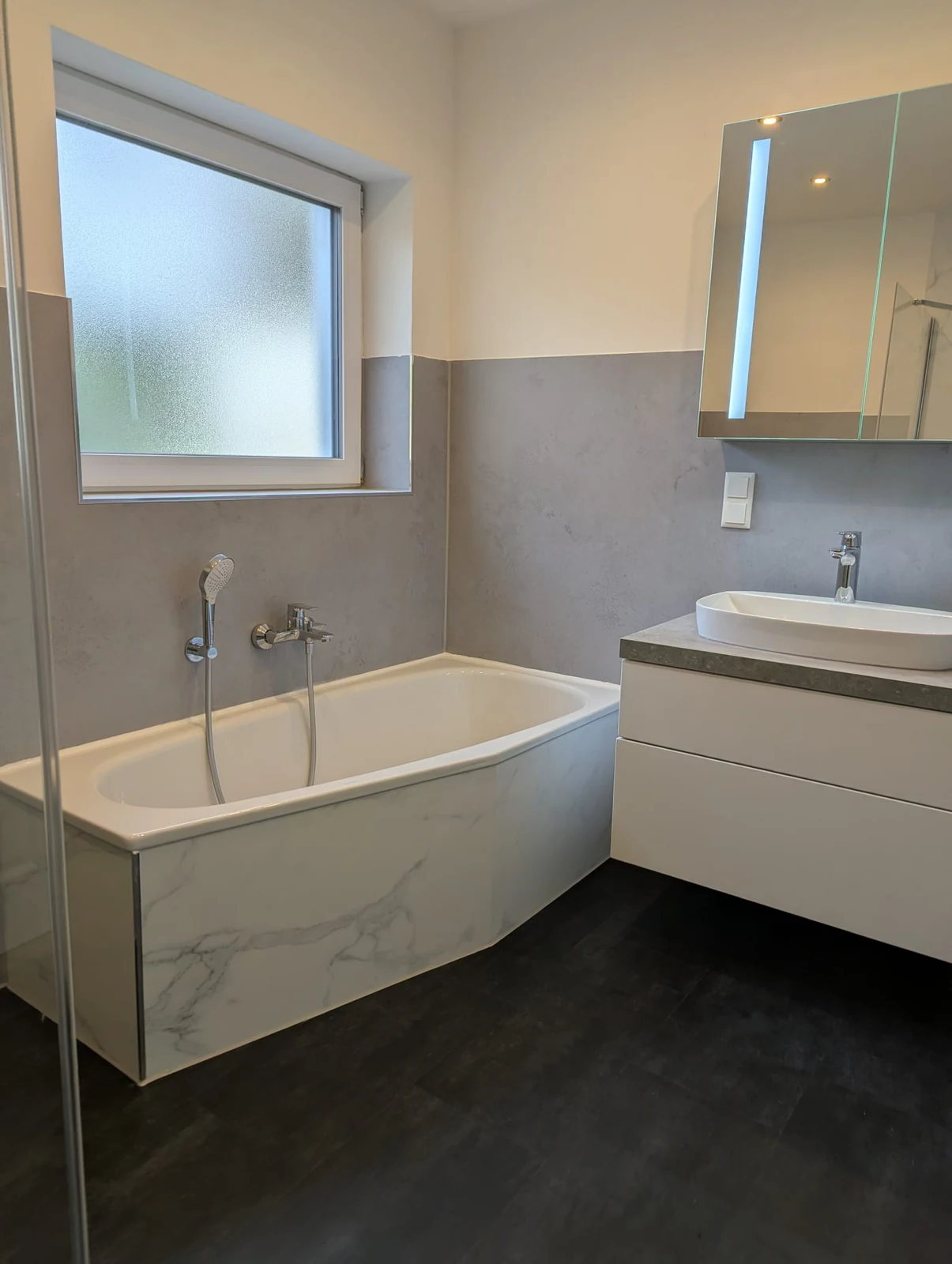 AW HTK: fertiges Bad mit Wanne und Waschtisch