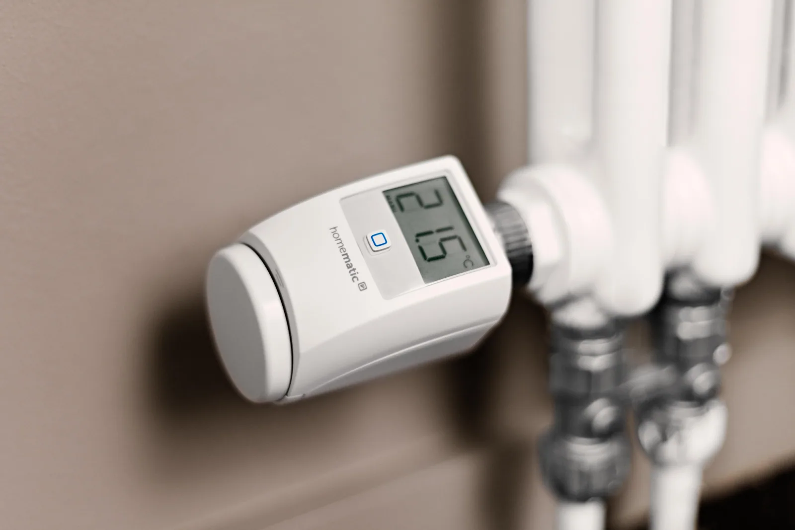 Homematic IP Heizkörperthermostat HmIP-eTRV-2 an einem Heizkörper